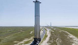 SpaceX: tutto pronto per il test dei motori, il colossale Super Heavy in viaggio verso la piattaforma