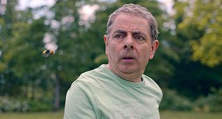 Man Vs Bee: le foto ufficiali della commedia a episodi Netflix con Rowan Atkinson