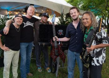 Stranger Things: l'interprete di Eddie ha incontrato i Metallica suonandoci insieme Master of Puppets (video)