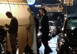 Loki 2: le prime foto dal set mostrano Tom Hiddleston vestito da prestigiatore