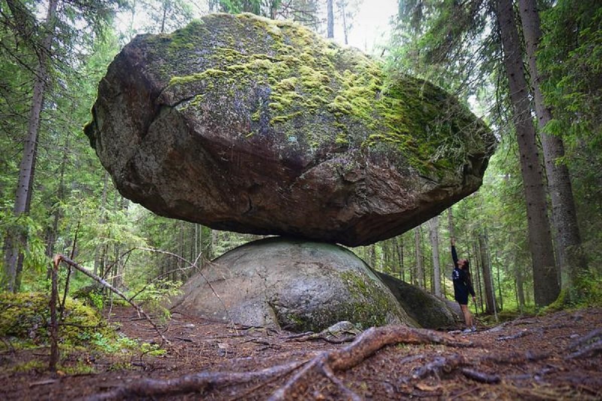 Kummakivi roccia in equilibrio