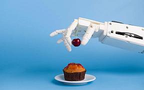 Bracci robotici: uomo paralizzato mangia una torta dopo 30 anni