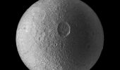 Lune di Saturno: scoperti rari crateri ellittici
