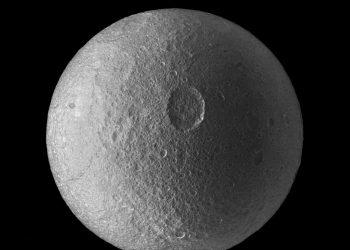 Lune di Saturno: scoperti rari crateri ellittici