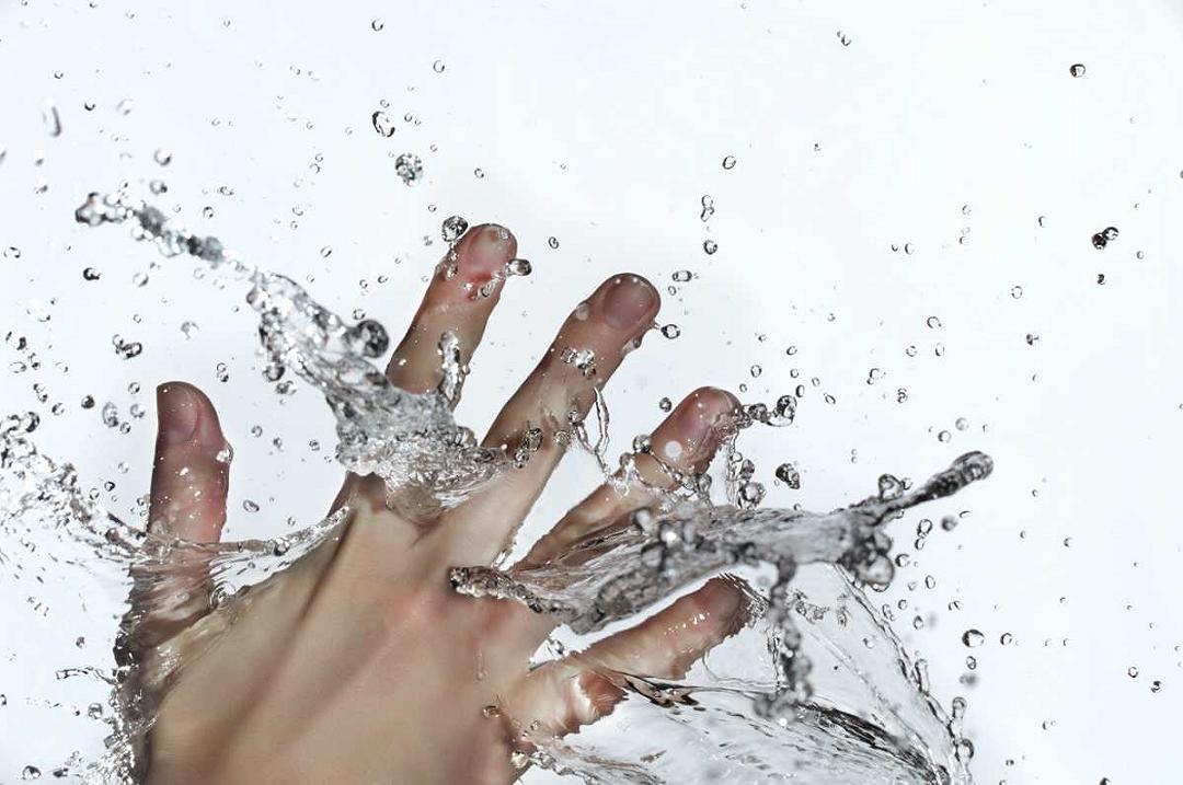 Perché le dita in acqua si raggrinziscono?