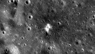 Luna con doppio cratere, a causarlo è l’incidente di un missile