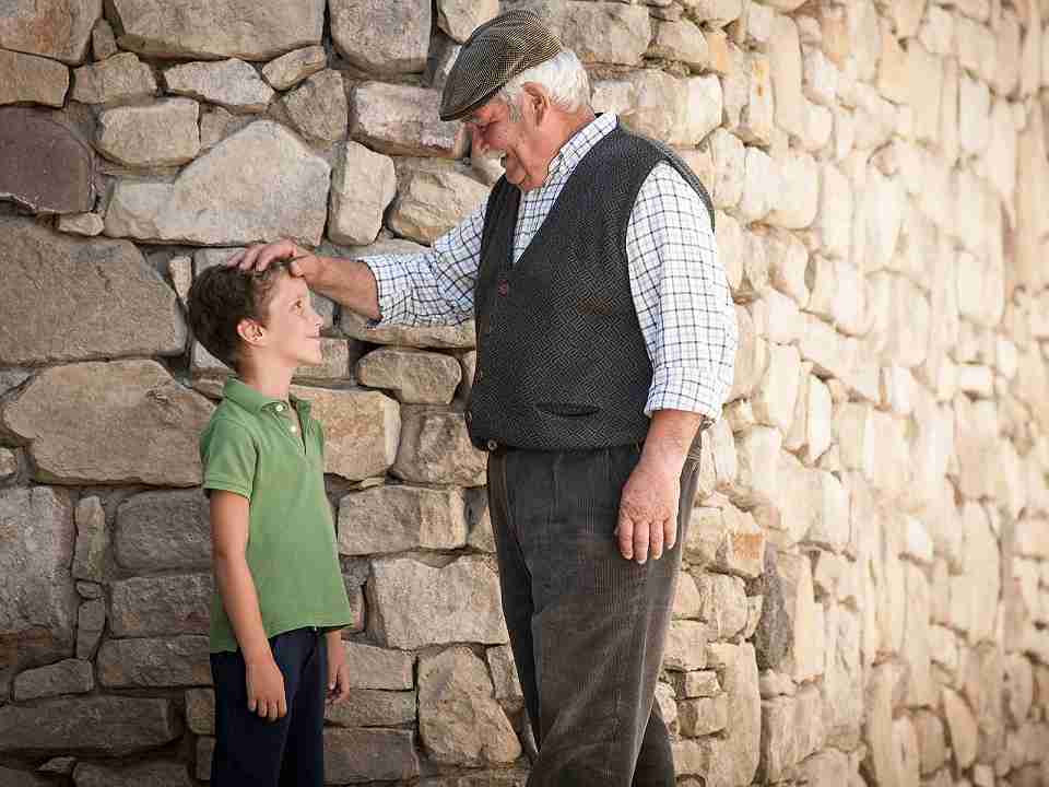 nonno e nipote in campagna