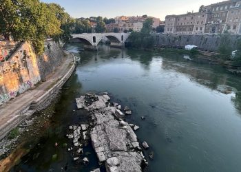 Le rovine del Ponte Neroniano riemergono dal Tevere in secca