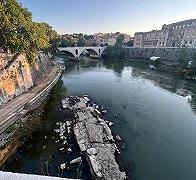 Le rovine del Ponte Neroniano riemergono dal Tevere in secca