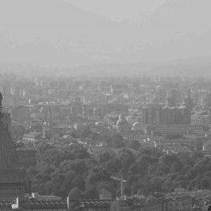 Milano, smog e solitudine: l'effetto metropoli che provoca stress e  depressione