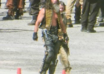 Furiosa: Chris Hemsworth completamente trasformato nelle prime foto dal set