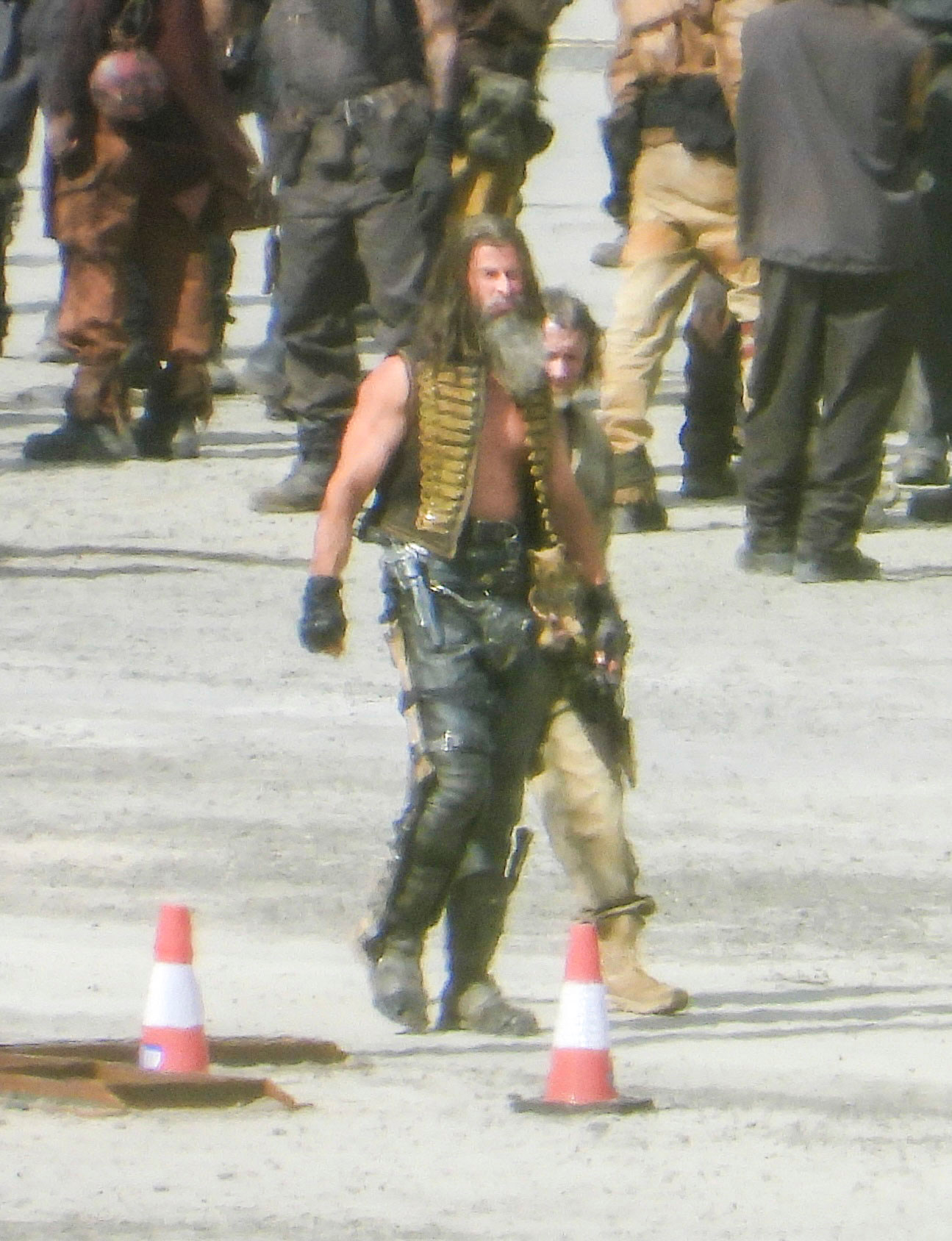 Furiosa: Chris Hemsworth completamente trasformato nelle prime foto dal set  | Lega Nerd