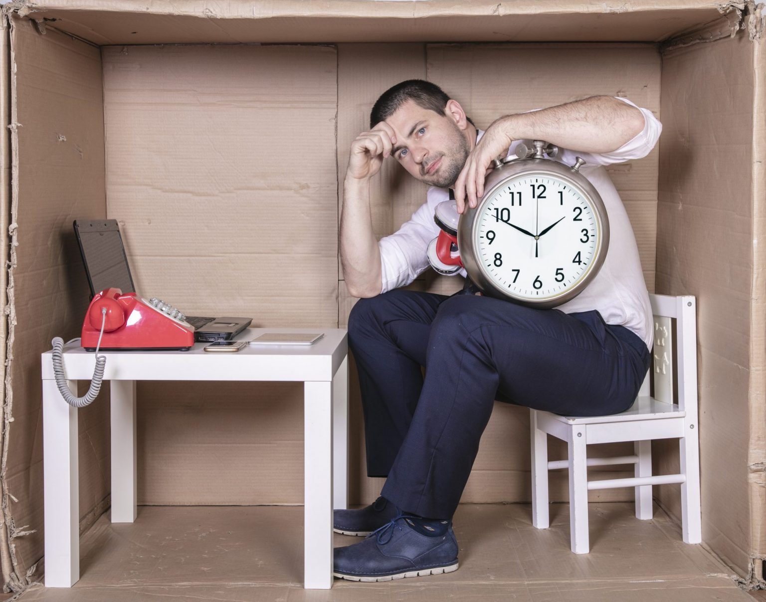 Ansia del tempo: orologio e calendario come nemici