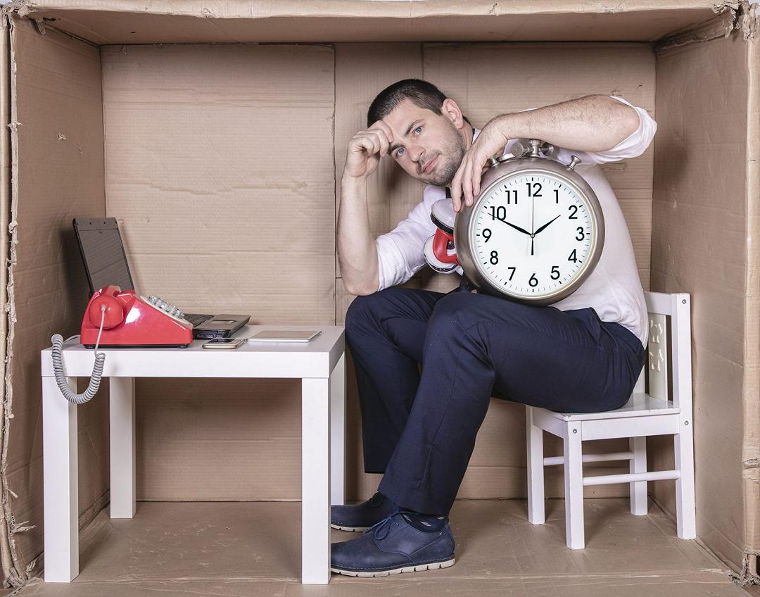 Ansia del tempo: orologio e calendario come nemici
