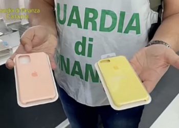 Apple Watch e EarPods contraffatte, maxi-sequestro a Catania