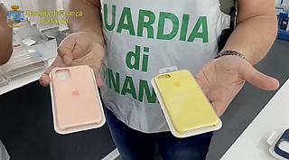 Apple Watch e EarPods contraffatte, maxi-sequestro a Catania