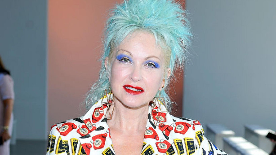 Horror of Dolores Roach: Cyndi Lauper nel cast della serie Amazon