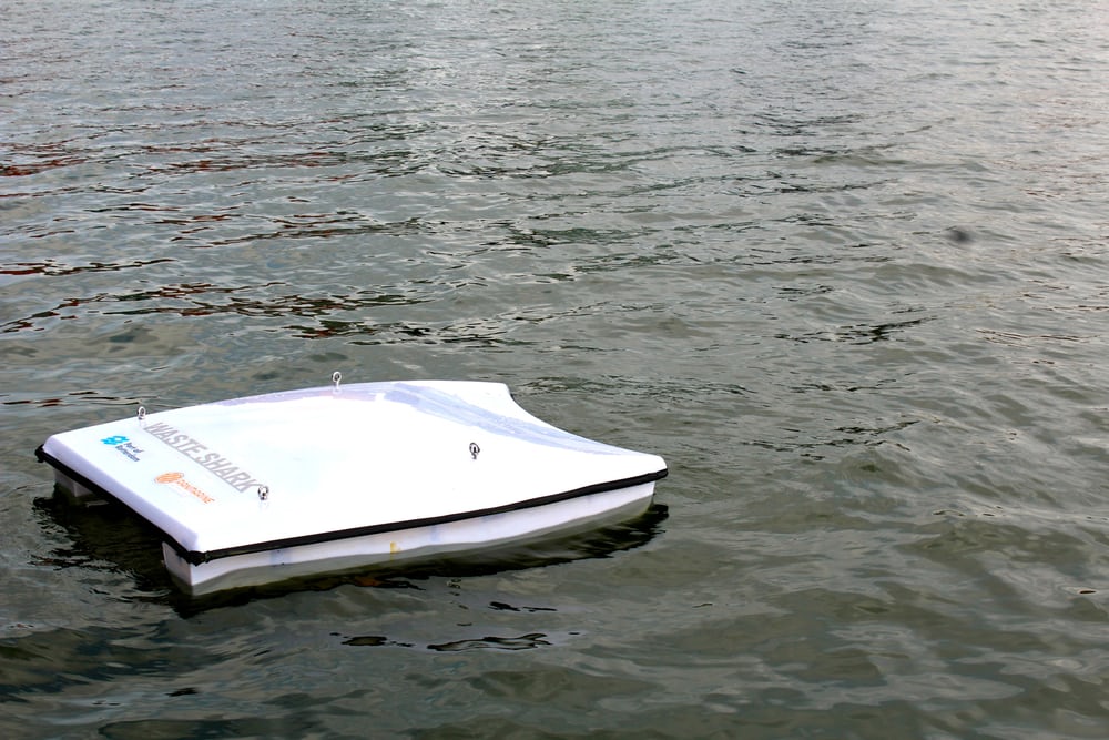 drone-squalo raccoglie rifiuti