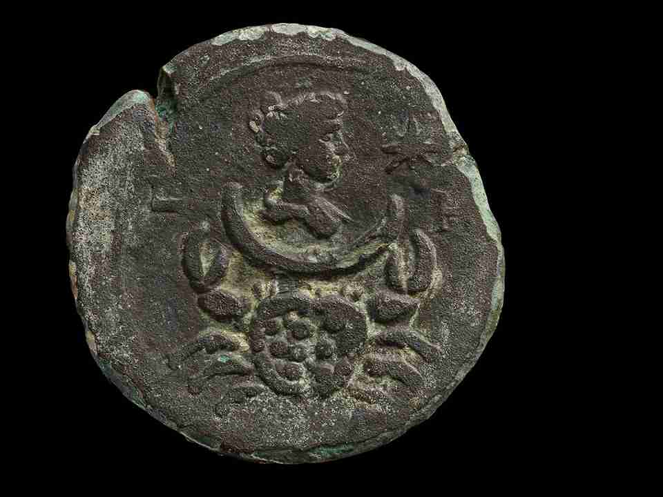 moneta antica con l'effige della dea della Luna