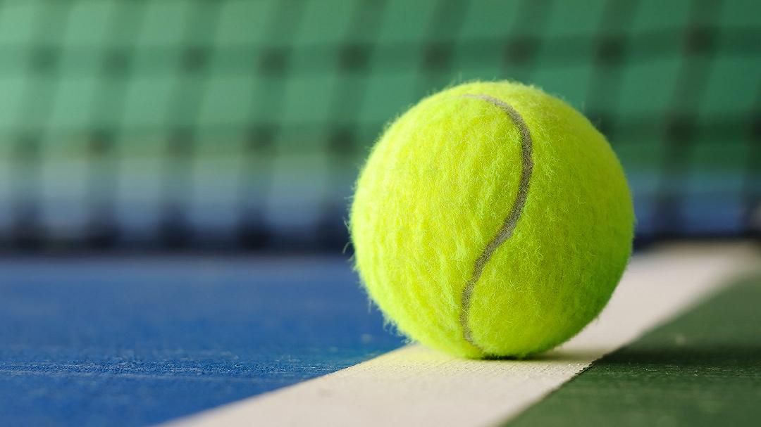 Viaggi in aereo: la pallina da tennis rilassa