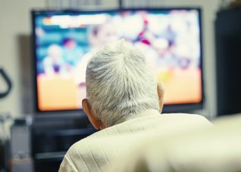 Demenza: il rischio aumenta passando tante ore davanti alla tv
