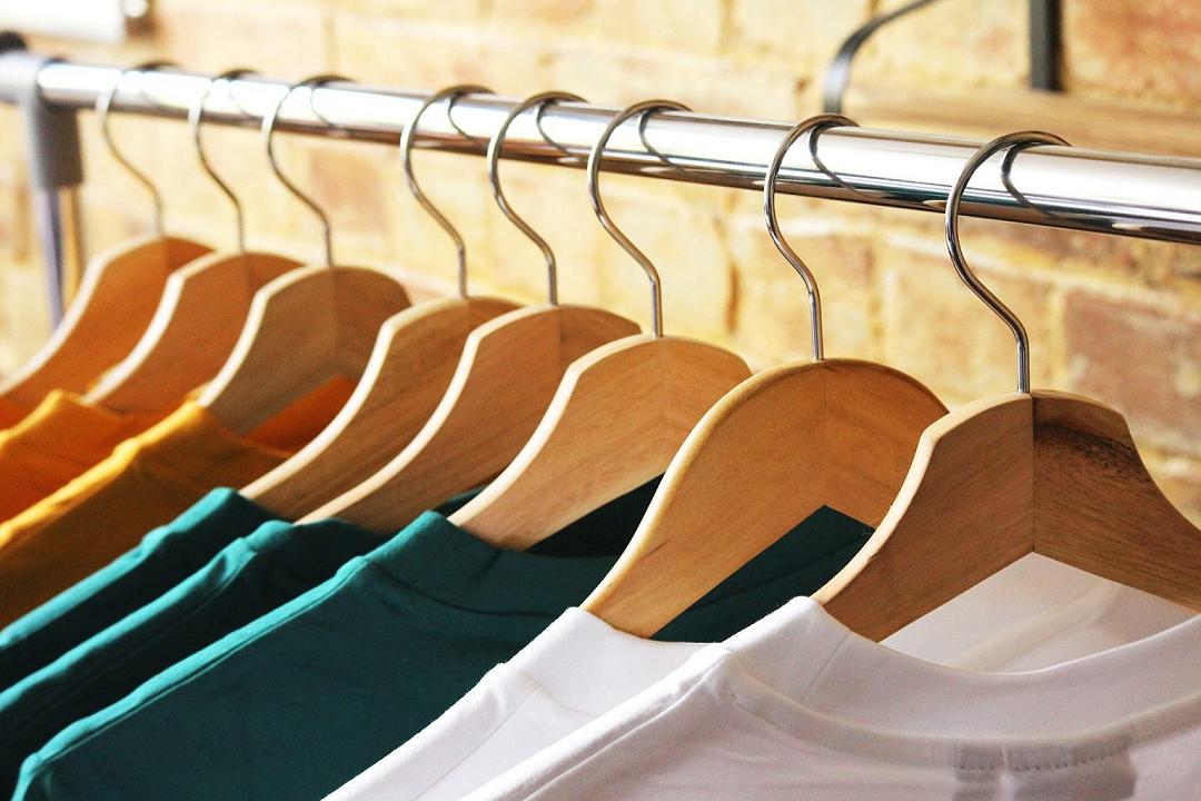 Acqua per produrre vestiti: svelate le quantità per ogni tessuto
