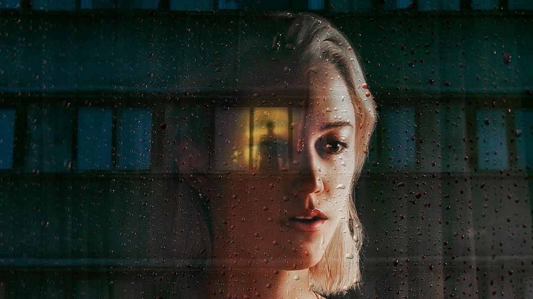 Watcher, la recensione: un thriller sulla paranoia diretto in modo intelligente