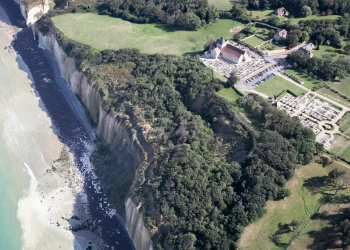 Erosione delle coste: a rischio il "Castello di Re Artù"