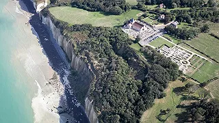 Erosione delle coste: a rischio il “Castello di Re Artù”