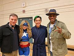 Stargirl: Brec Bassinger si mostra in foto con i Titans per il crossover