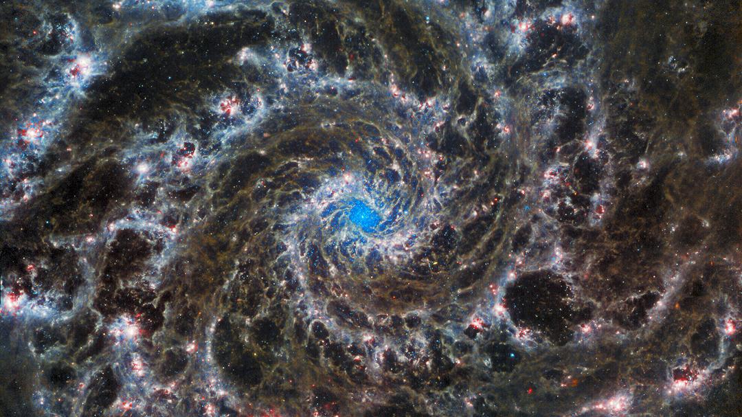 Galassia Fantasma: immagini a confronto di Hubble e JWST