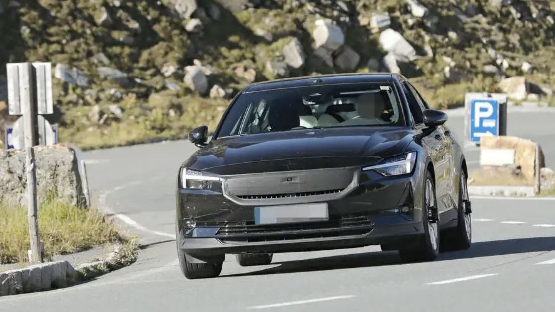 Polestar 2: la nuova versione si è fatta paparazzare durante un giro di prova