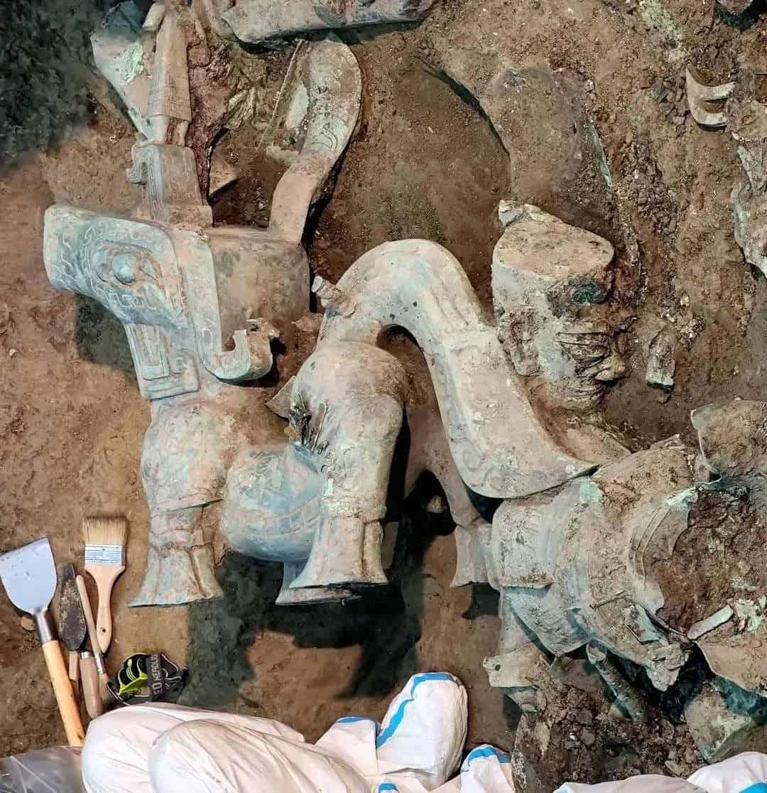 Statuetta di bronzo di una creatura mitologica ritrovata in Cina