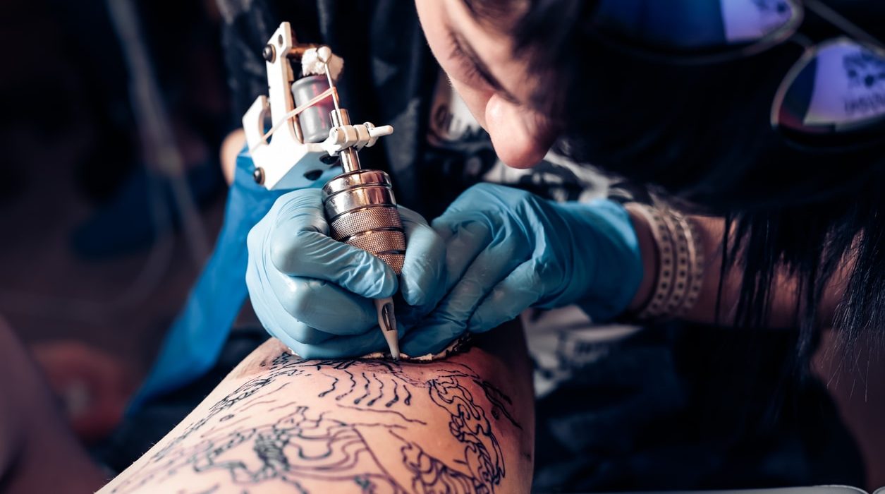 Tatuaggi: la storia dei disegni sulla pelle