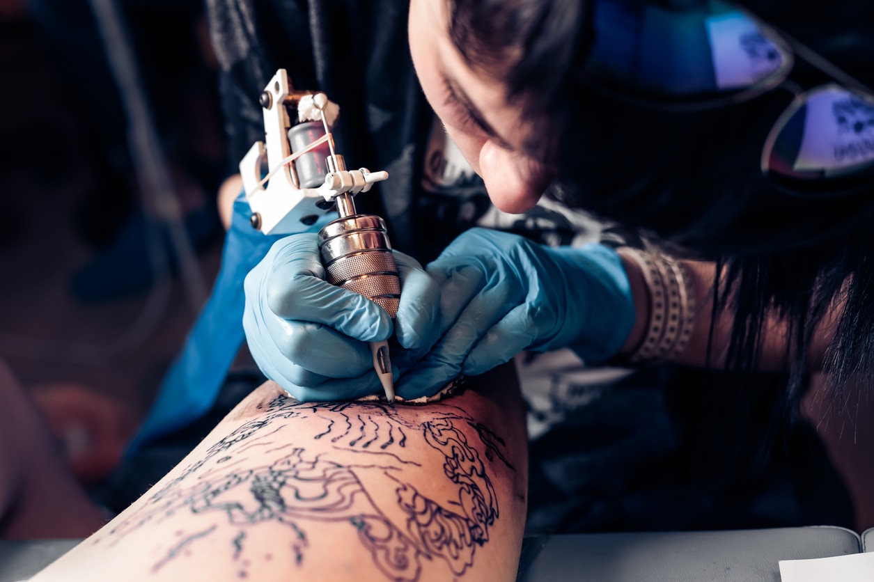 Tatuaggi: la storia dei disegni sulla pelle