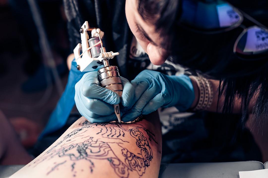 Tatuaggi: la storia dei disegni sulla pelle