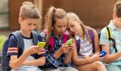 Smartphone: usarlo per troppo tempo aumenta il rischio di pubertà precoce