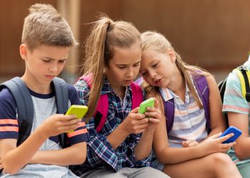Smartphone: usarlo per troppo tempo aumenta il rischio di pubertà precoce