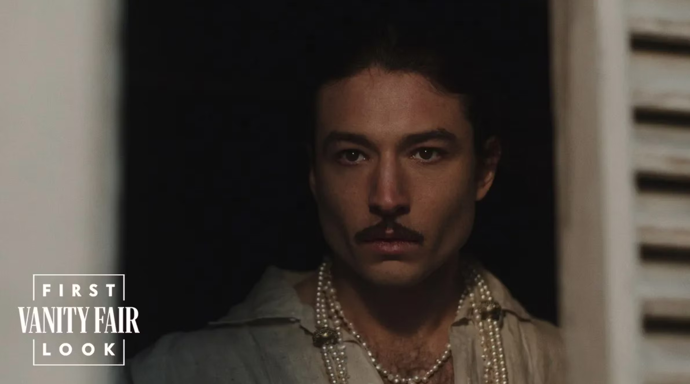Daliland: le immagini di Ben Kingsley ed Ezra Miller nei panni di Salvador Dalì