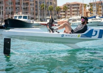 JetCycle Max: permette di pedalare sull’acqua