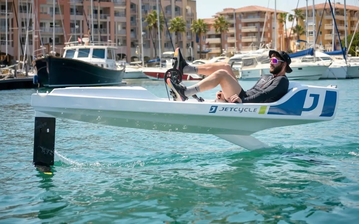 JetCycle Max: permette di pedalare sull’acqua