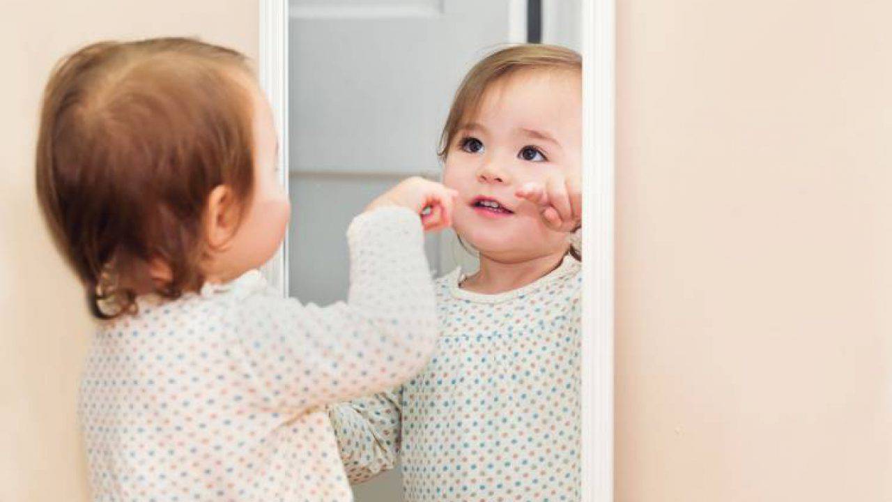 bambina allo specchio