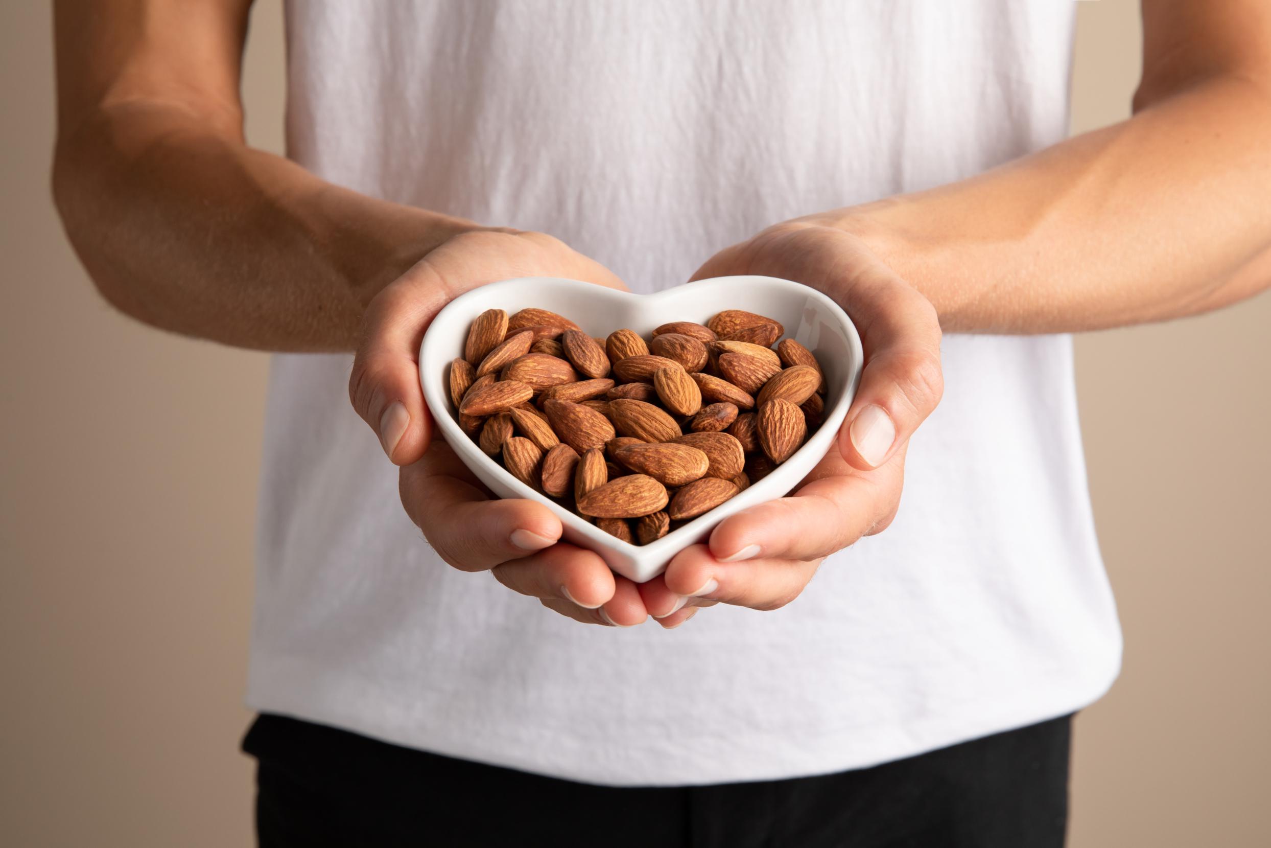 Mandorle: fanno bene al cuore