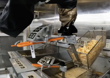 Flippy 2, il robot che cucina le patatine fritte spopola nelle cucine americane: "è più veloce degli esseri umani"