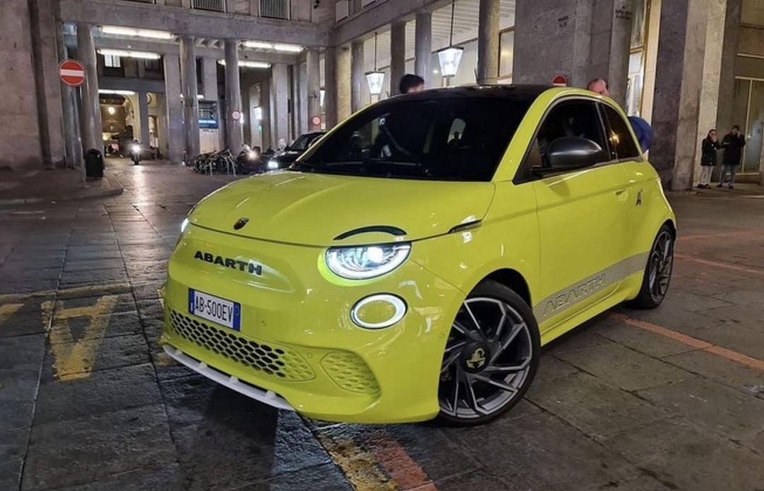 La Abarth 500 elettrica è stata fotografata per le strade di Torino