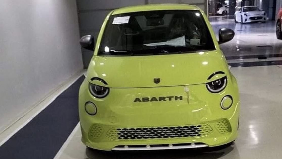 Stellantis sta lavorando ad una Abarth 500 elettrica: eccola nelle prime foto spia