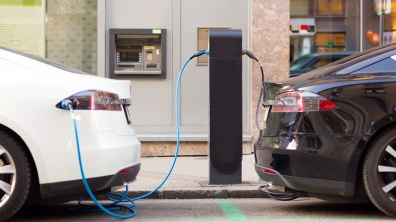 “Le auto elettriche sono ancora un bene di lusso”. Il Governo vuole rivedere il sistema degli incentivi