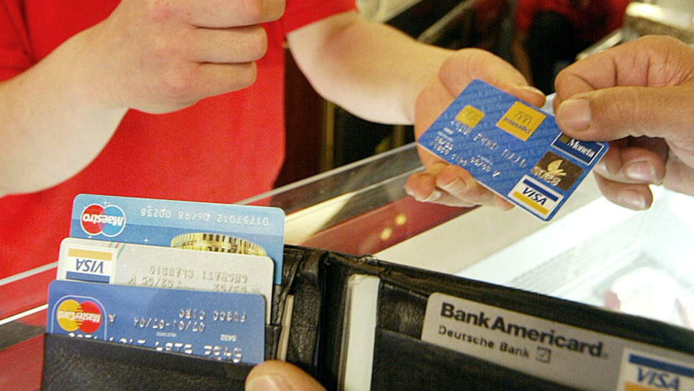Commercianti: carte e bancomat solo oltre 60 euro