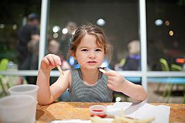 Bimbi: se dormono poco mangiano tanti snack