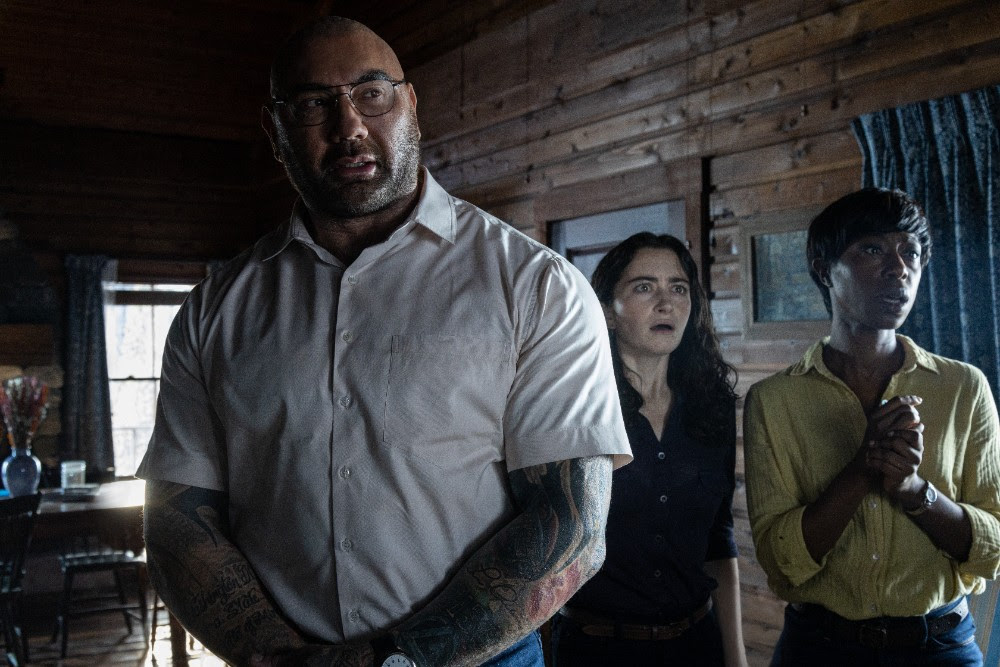 Bussano alla porta: nuovo trailer del prossimo film di M. Night Shyamalan